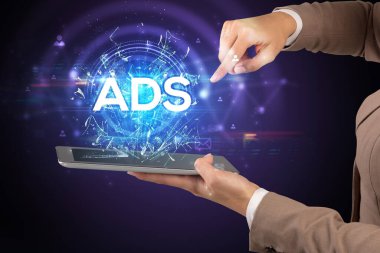 Kısaltmalı dokunmatik ekranın yakın plan görüntüsü.