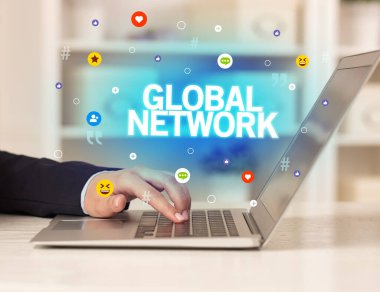 Dizüstü bilgisayar kullanan serbest bir kadın.