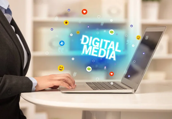 Freelance woman using laptop — Stock Photo, Image