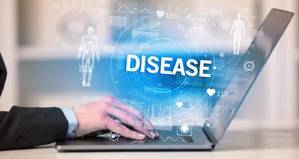 Doktor sağlık kontrolü yapıyor.