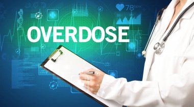 Genç doktor notlar yazıyor.