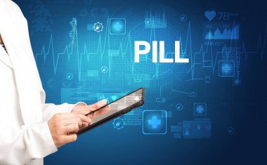 Genç doktor notlar yazıyor.