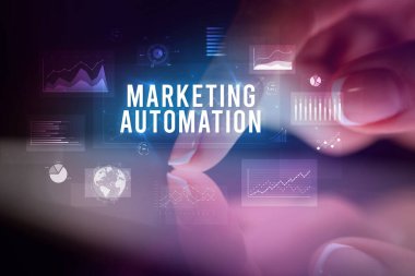 İş grafikleri ve simgeler konseptiyle tablete dokunmak