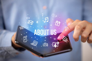 Katlanabilir akıllı telefonu olan bir iş adamı, sosyal medya kavramı