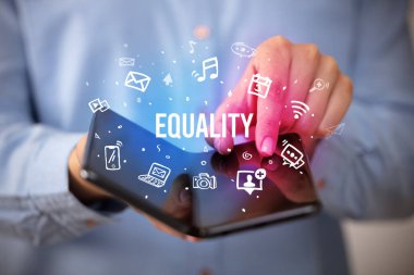 Katlanabilir akıllı telefonu olan bir iş adamı, sosyal medya kavramı