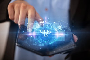 Katlanabilir akıllı telefon tutan genç adam.
