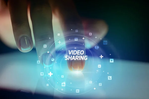 Fingerberührung Tablet mit Social-Media-Ikonen Konzept — Stockfoto