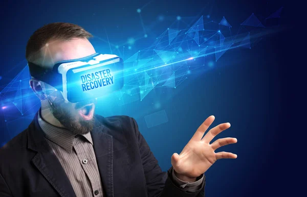 Affärsman tittar igenom Virtual Reality glasögon, virtuell säkerhet koncept — Stockfoto