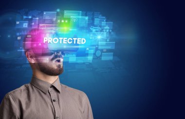 Sanal Gerçeklik gözlükleriyle bakan iş adamı