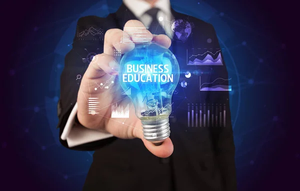 Biznesmen trzymający żarówkę, nowa koncepcja biznesowa — Zdjęcie stockowe