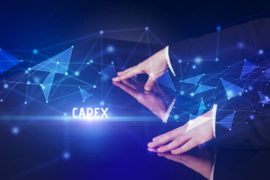 İş adamı dev ekrana dokunuyor