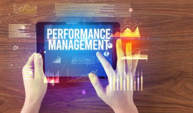 İşletme yazıtlı tableti tutan ellerin yakın çekimi