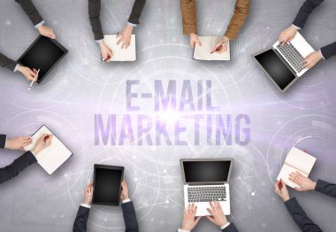 Bir dizüstü bilgisayarın önünde bir grup insan, güvenlik kavramı