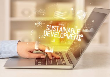 Bilgisayarda çalışan bir iş adamının yan görüntüsü