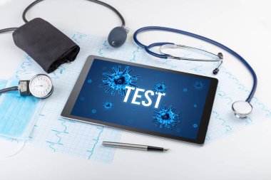 Beyaz yüzeyde tablet pc ve doktor araçları