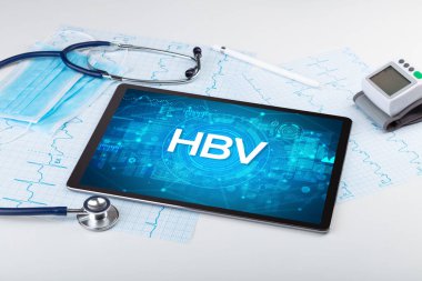 Tıbbi kısaltmalı bir tabletin yakın plan görüntüsü