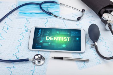 Tablet bilgisayar ve tıbbi malzemeler.