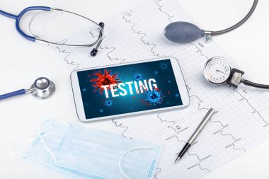 Beyaz yüzeyde tablet pc ve doktor araçları
