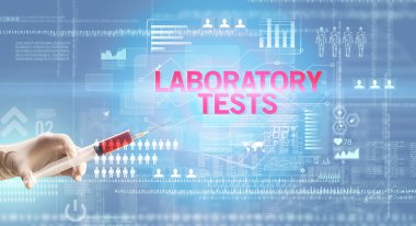 Doktorların elinde şırınga olan beyaz bir eldivenle yakın plan görüntüsü.