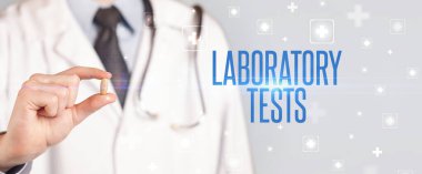 İlaç veren bir doktorun yakın çekimi.