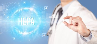 Sana ilaç veren bir doktorun yakın çekimi.