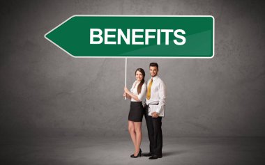 Gündelik trafik levhasındaki genç iş adamı.