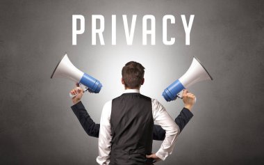 Üzerinde yazı olan bir iş adamının arka görünüşü