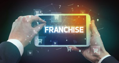 Alışveriş yazısıyla el ele tutuşma tabletinin yakın çekimi