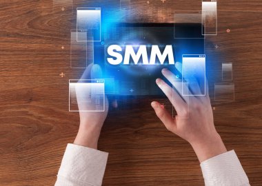 El tutuş tabletinin yakın plan görüntüsü