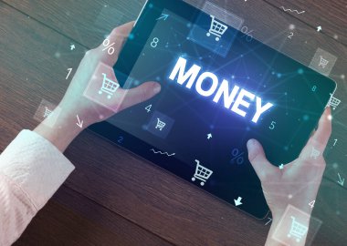 Alışveriş yazısıyla el ele tutuşma tabletinin yakın çekimi