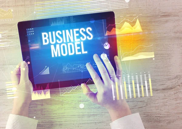 Primer plano de las manos sosteniendo la tableta con inscripción comercial —  Fotos de Stock