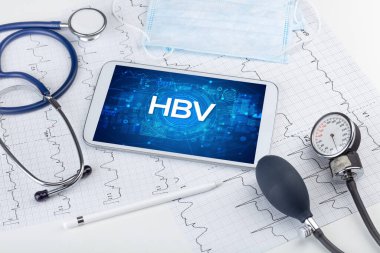 Tıbbi kısaltmalı bir tabletin yakın plan görüntüsü