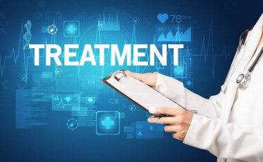 Genç doktor notlar yazıyor.