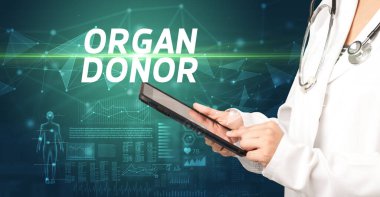 Doktor panoya notlar yazıyor, tıbbi teşhis konsepti.