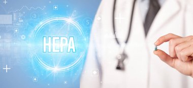 Sana ilaç veren bir doktorun yakın çekimi.