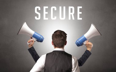 Üzerinde yazı olan bir iş adamının arka görünüşü