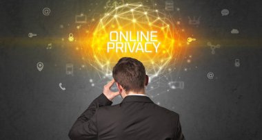 Bir iş adamının arka görünüşü, online güvenlik kavramı