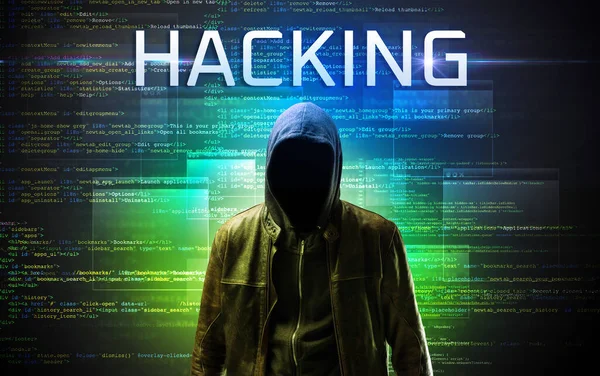 Gesichtsloser Hacker mit Code-Hintergrund — Stockfoto