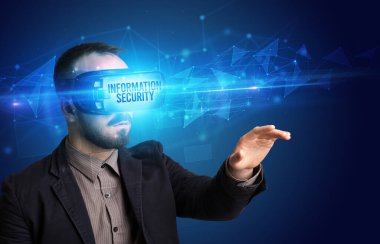 Sanal gerçeklik gözlüklerinden bakan iş adamı, sanal güvenlik kavramı