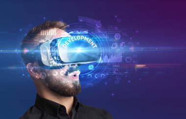 İş adamı VR gözlüklerinden bakıyor.