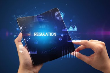 İş adamı katlanabilir bir akıllı telefon tutuyor, iş konsepti