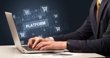 Dizüstü bilgisayarda çalışan iş adamı