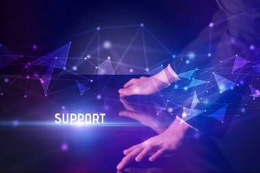 İş adamı dev ekrana dokunuyor