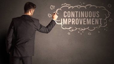 İşadamı yazılı bir bulut çiziyor.