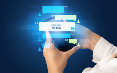 Sosyal medya kavramına sahip akıllı telefon kullanımı