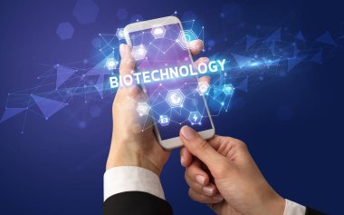 Teknoloji kavramına sahip akıllı telefon kullanımı