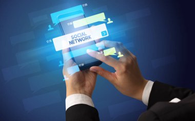 Sosyal medya kavramına sahip akıllı telefon kullanımı