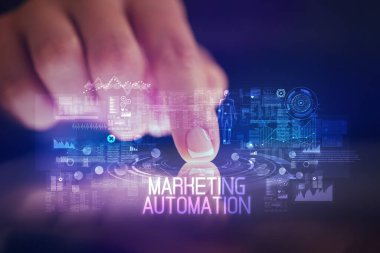 Web teknolojisi simgeleriyle tablete dokunmak