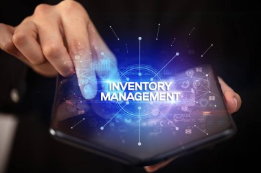 İş adamı katlanabilir bir akıllı telefon tutuyor, yeni iş konsepti