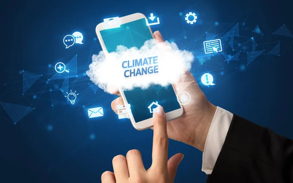 Χέρι χρησιμοποιώντας smartphone με την έννοια της τεχνολογίας σύννεφο — Φωτογραφία Αρχείου